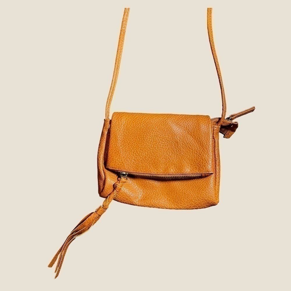 𝅺MOSSIMO Small Tan Crossbody Bag with Tassel